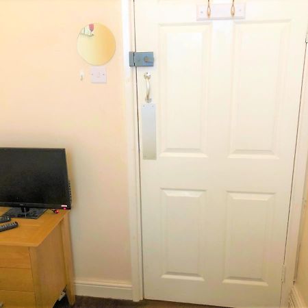 Budget Rooms Crosskeys Newport  Bagian luar foto